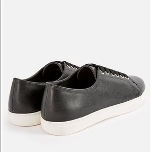 I’m selling Lenore Sneakers black